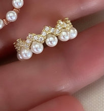 Load image into Gallery viewer, Cartilage earrings with pearls and crown - Earring