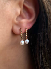 Load image into Gallery viewer, Ear drops with pearls on button chain