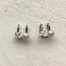 Load image into Gallery viewer, Cartilage earring with Pearl