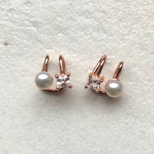 Load image into Gallery viewer, Cartilage earring with Pearl
