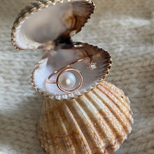 Carregar imagem no visualizador da galeria, Pearl Ring with single clear zircon - Adjustable