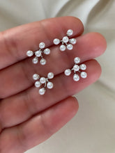 Laden Sie das Bild in den Galerie-Viewer, White blast - Earring with small pearls