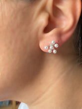 Carica l&#39;immagine nel visualizzatore di Gallery, White blast - Earring with small pearls