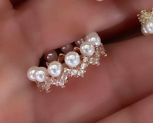 Load image into Gallery viewer, Cartilage earrings with pearls and crown - Earring