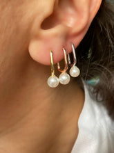 Laden Sie das Bild in den Galerie-Viewer, Ear Cuffs with single pearl - Earrings