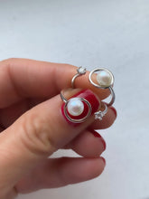 Cargar imagen en el visor de la galería, Pearl Ring with single clear zircon - Adjustable
