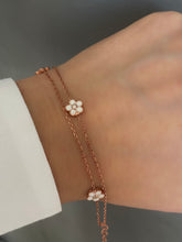Cargar imagen en el visor de la galería, Bracelet with white enamel flowers
