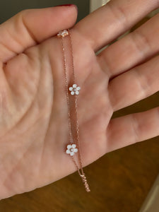 Bracelet with white enamel flowers