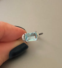 Cargar imagen en el visor de la galería, Light Blue Princess Cut Stone ring