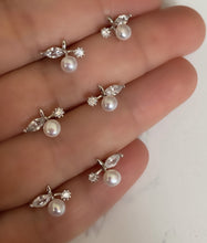 Cargar imagen en el visor de la galería, Mini Spring Earrings - pearls and leaves