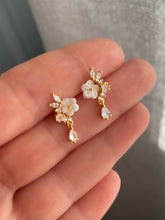 Load image into Gallery viewer, Dainty earring with pink stones and a flower