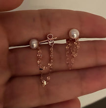 Load image into Gallery viewer, Earring with pearl and chains
