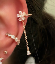 Cargar imagen en el visor de la galería, Cartilage earrings with Flowers and chains