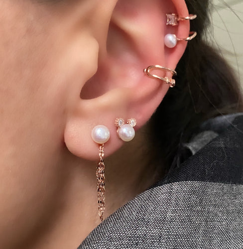 Earring with pearl and chains