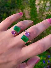 Laden Sie das Bild in den Galerie-Viewer, Wraparound ring with large green and pink zircon stones