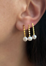 Cargar imagen en el visor de la galería, Ear drops with pearls on button chain
