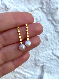 Ear drops with pearls on button chain