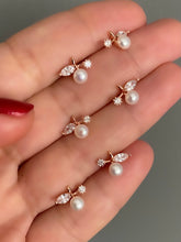 Cargar imagen en el visor de la galería, Mini Spring Earrings - pearls and leaves