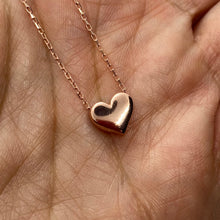 Laden Sie das Bild in den Galerie-Viewer, Heart Shaped necklace without stones