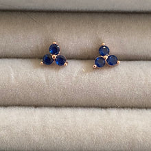 Charger l&#39;image dans la galerie, Dainty studs with three stones