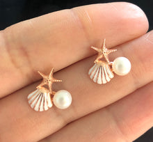 Cargar imagen en el visor de la galería, Sea shell studs with pearls