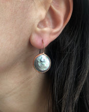 Load image into Gallery viewer, Black Mother of pearl earrings