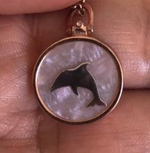 Cargar imagen en el visor de la galería, Mother of pearl necklace with dolphin