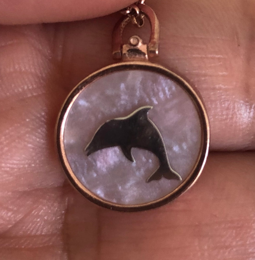 Mother of pearl necklace with dolphin
