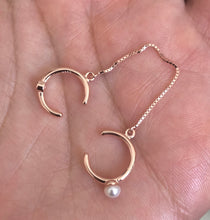 Carregar imagem no visualizador da galeria, cartilage earrings with chain  -Zircon and pearls