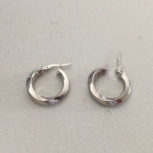 Load image into Gallery viewer, Wavy hoops - Silver