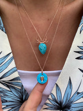 Laden Sie das Bild in den Galerie-Viewer, Necklace with Clover on turquoise
