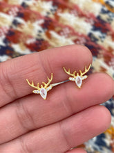 Carica l&#39;immagine nel visualizzatore di Gallery, Oh Deer! - Earrings with clear zircon